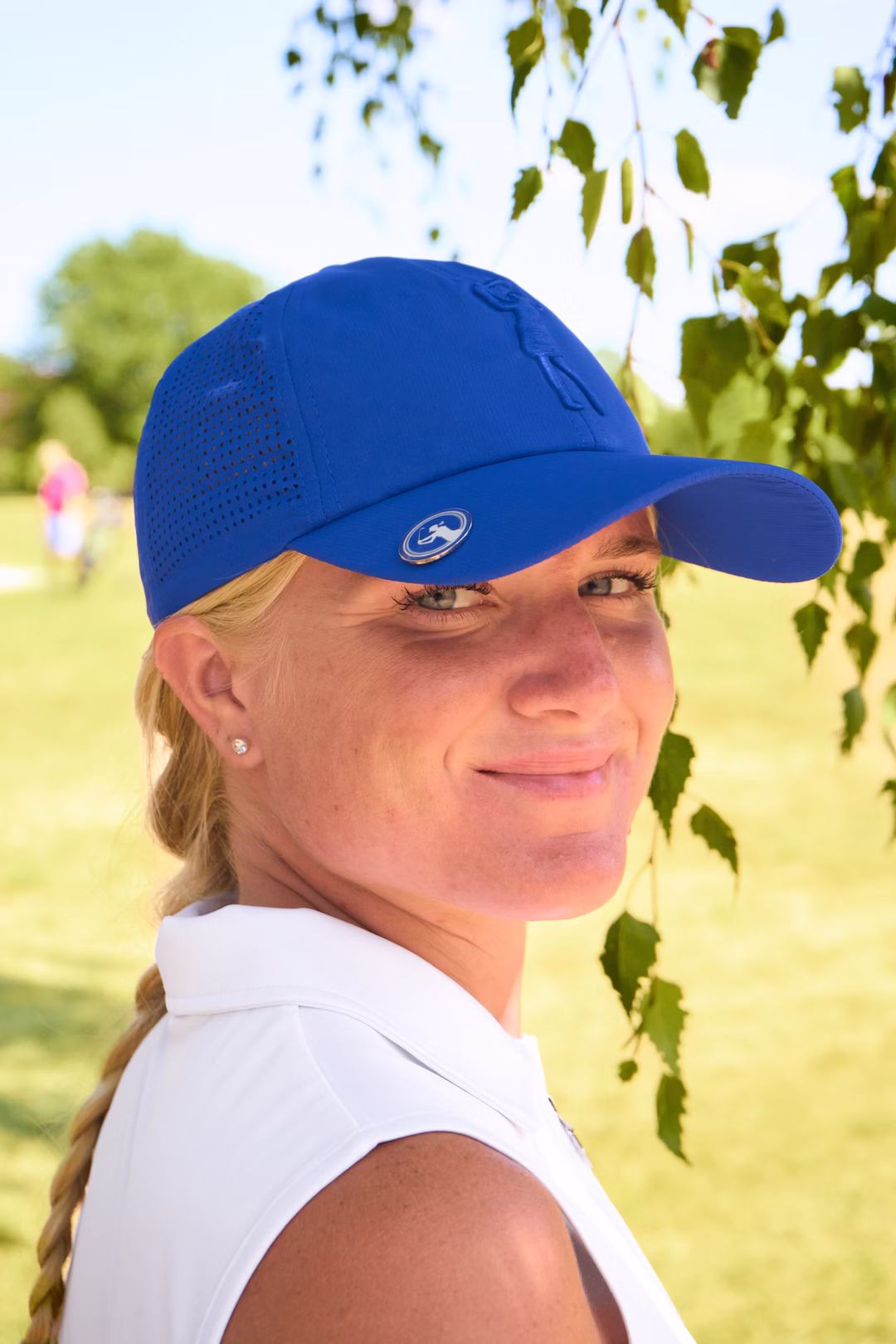 Lady golfer cap met marker blue